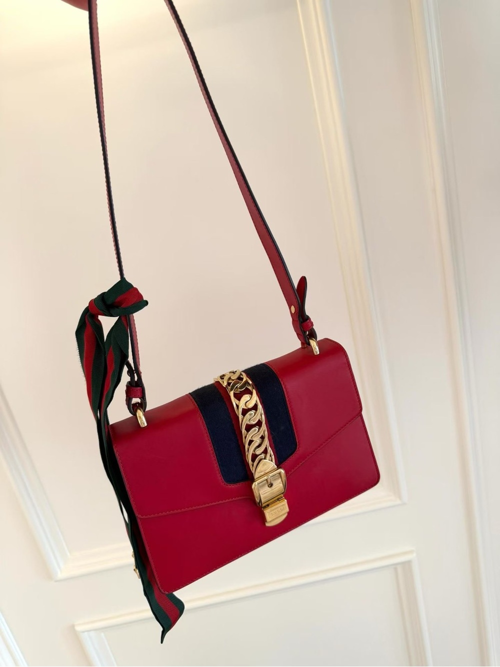 🚩steal Gucci Red Leather Crossbody with Navy Stripe and Gold Chain